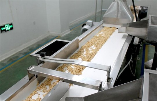 Light Yellow Color Roasted Seeds And Nuts Delicious Taste Crushed Peanut