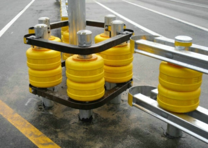 Yellow Red EVA Filled Safety Roller Barrier High Energy Absorption And Low Reaction