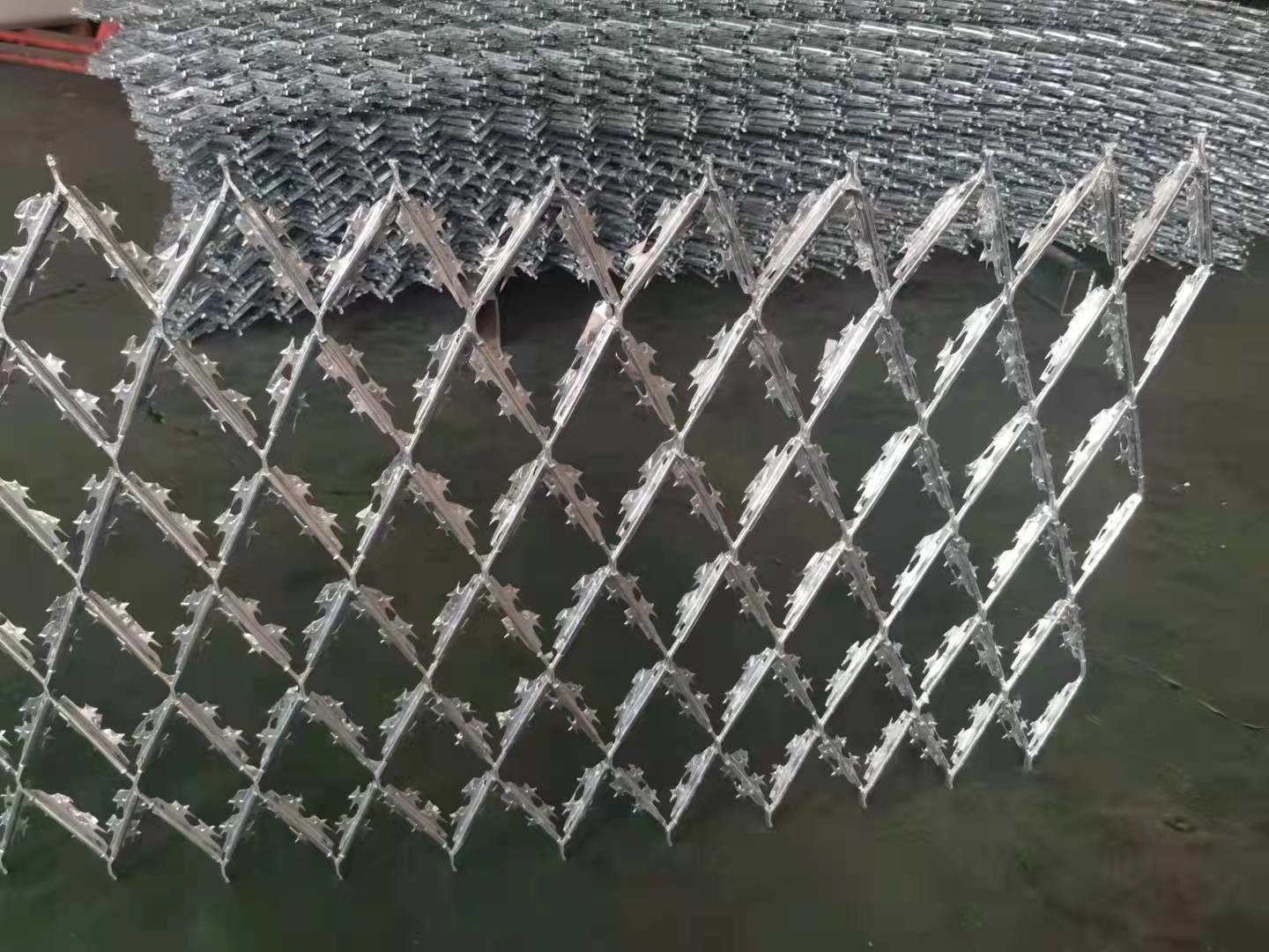 CBT 65 Razor Blade Wire Fence Hot Dipped Galvanized 0.5mm Thickness