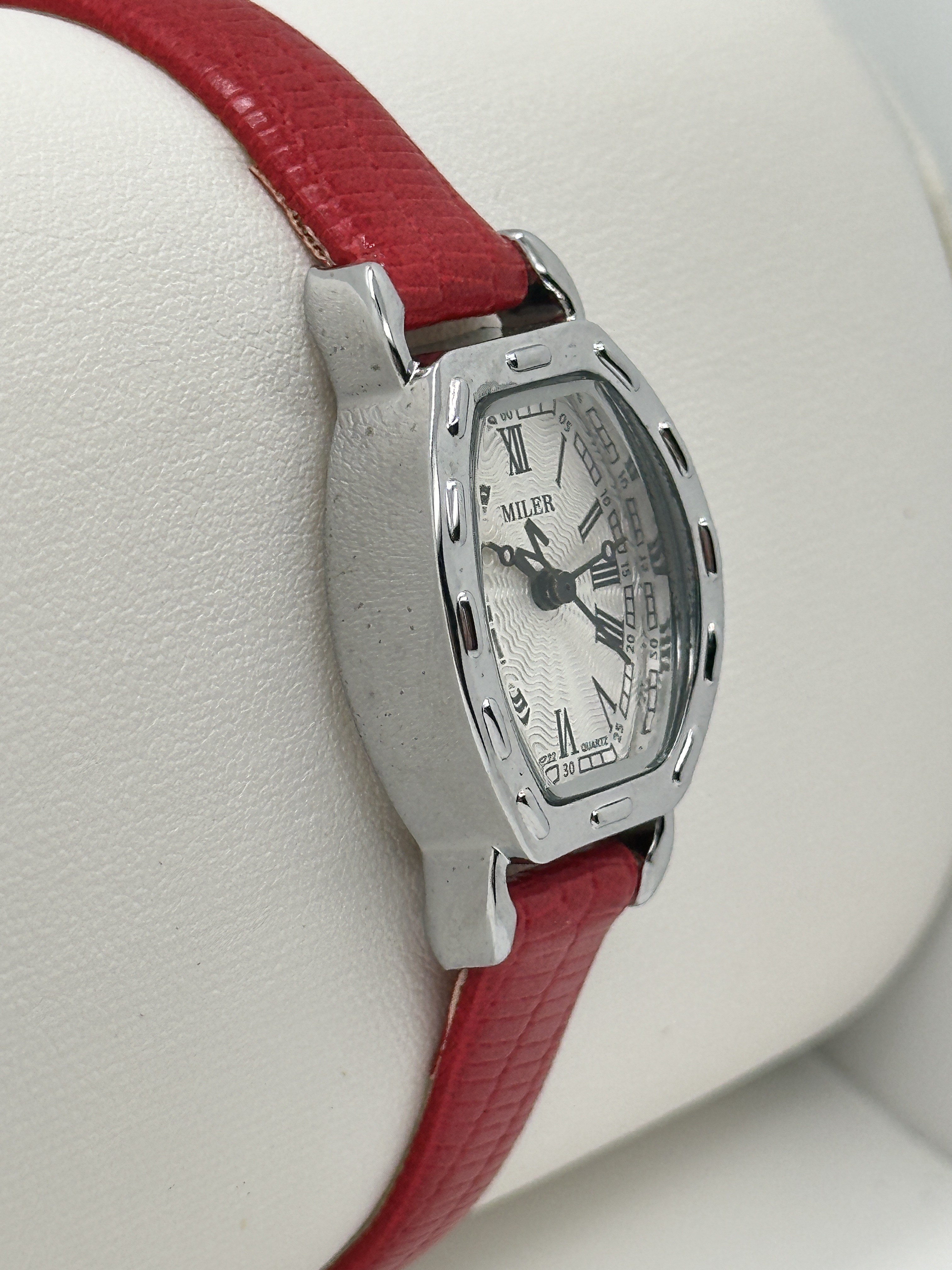 Leather Band White Dial Lady Quartz Watch Scratch Resistant With Luminous Hands