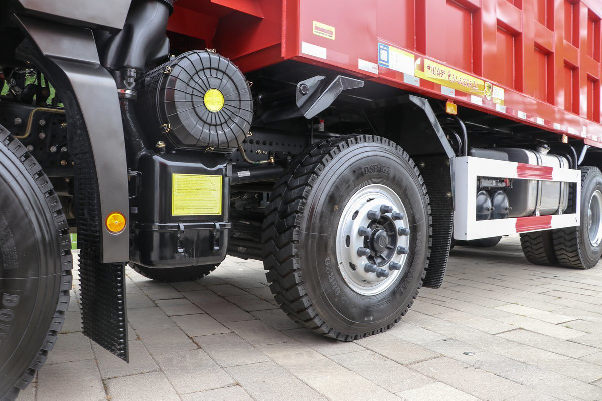 Foton Dump Truck 15 Tons 580 Horsepower 8X4 7.6M Red Body Double Rear Axle U-Shaped Cargo Box