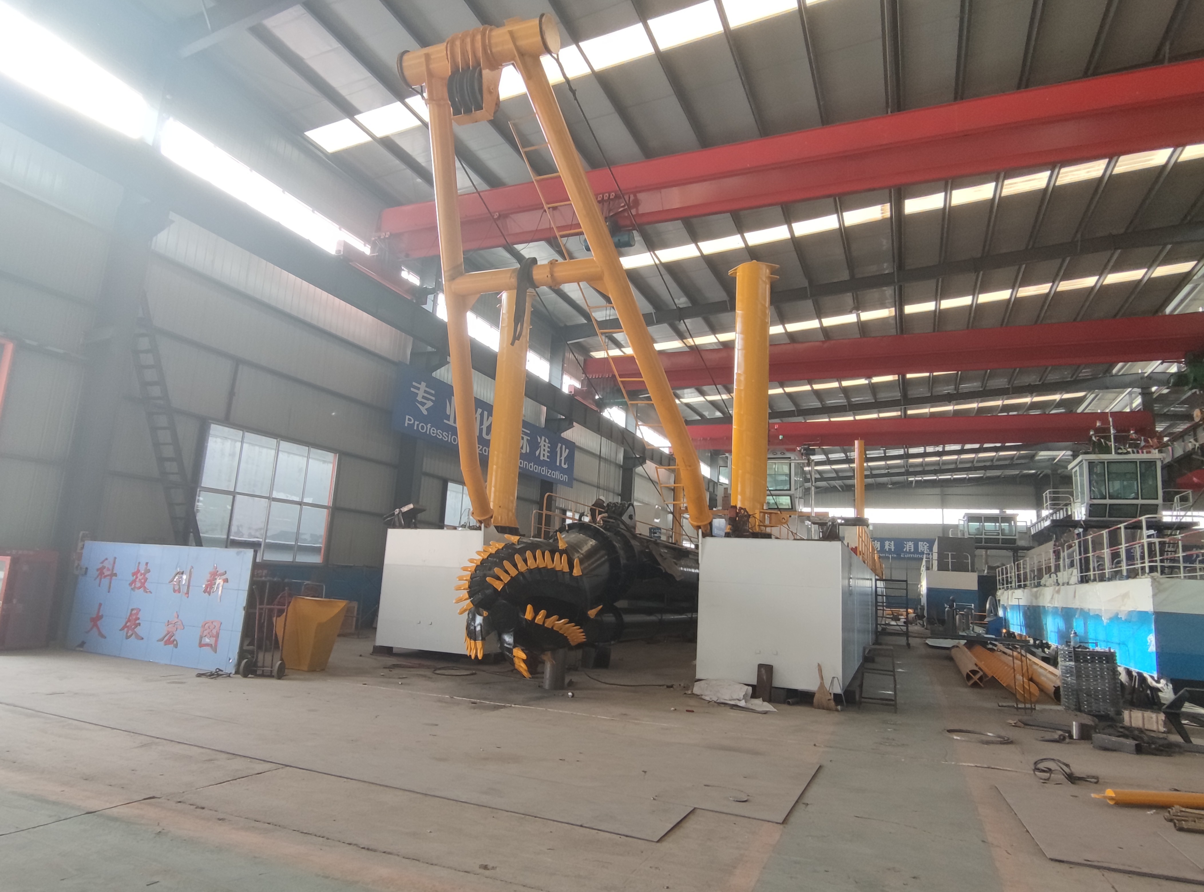quality Sea Port mud clean up dredge machine with 20m depth capcity and 2000m delivery distance pipe line