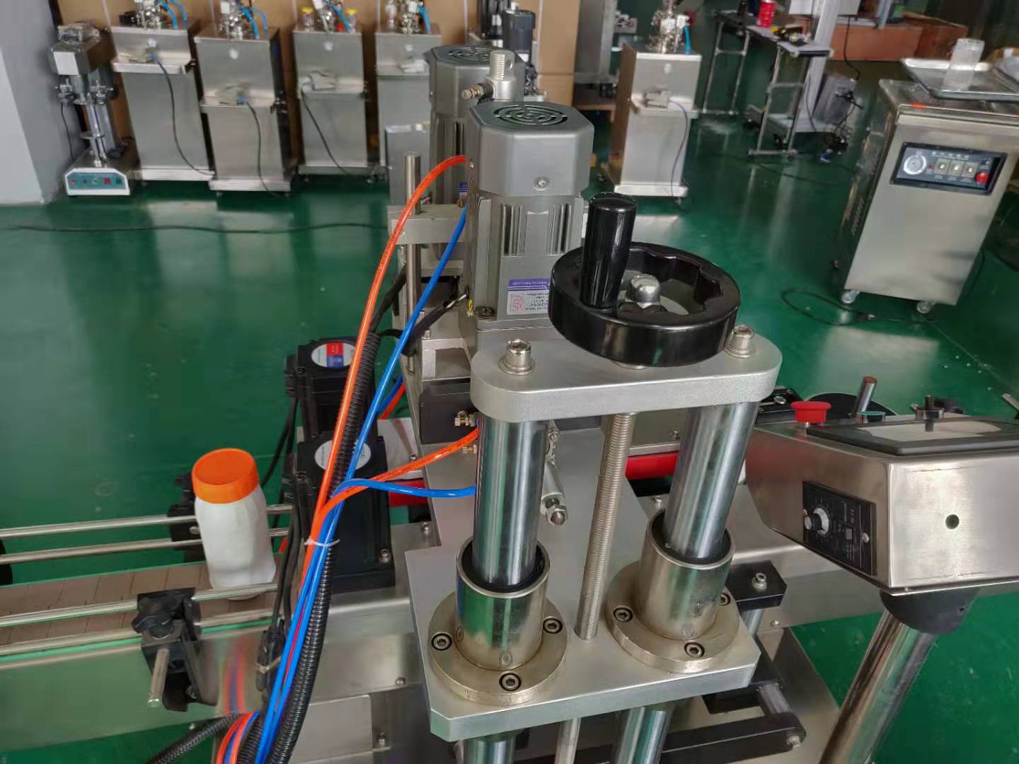 Spray Pump Automatic Bottle Capping Machine , Plastic Cap Sealing Machine