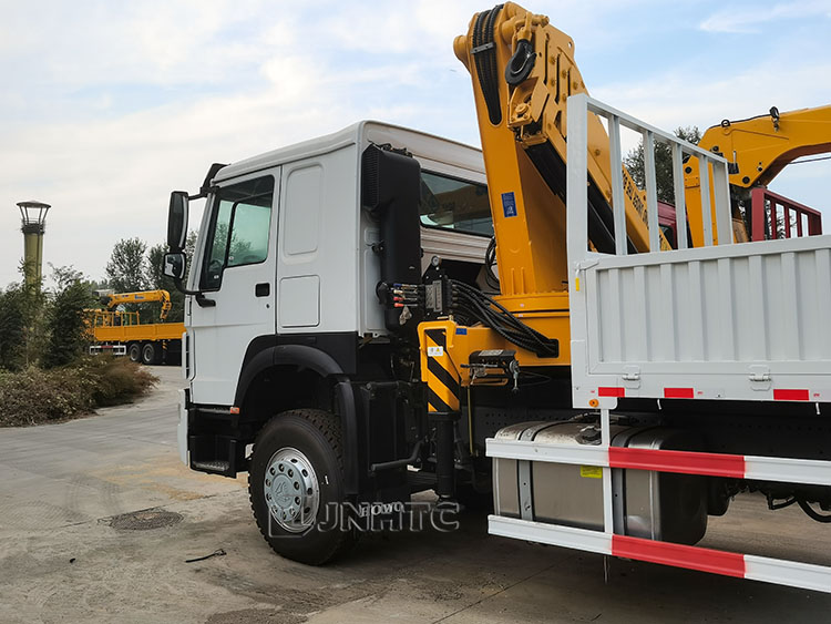 All Rotation Howo Folding Arm Crane 6x4 400hp 10-20T Cargo With Crane