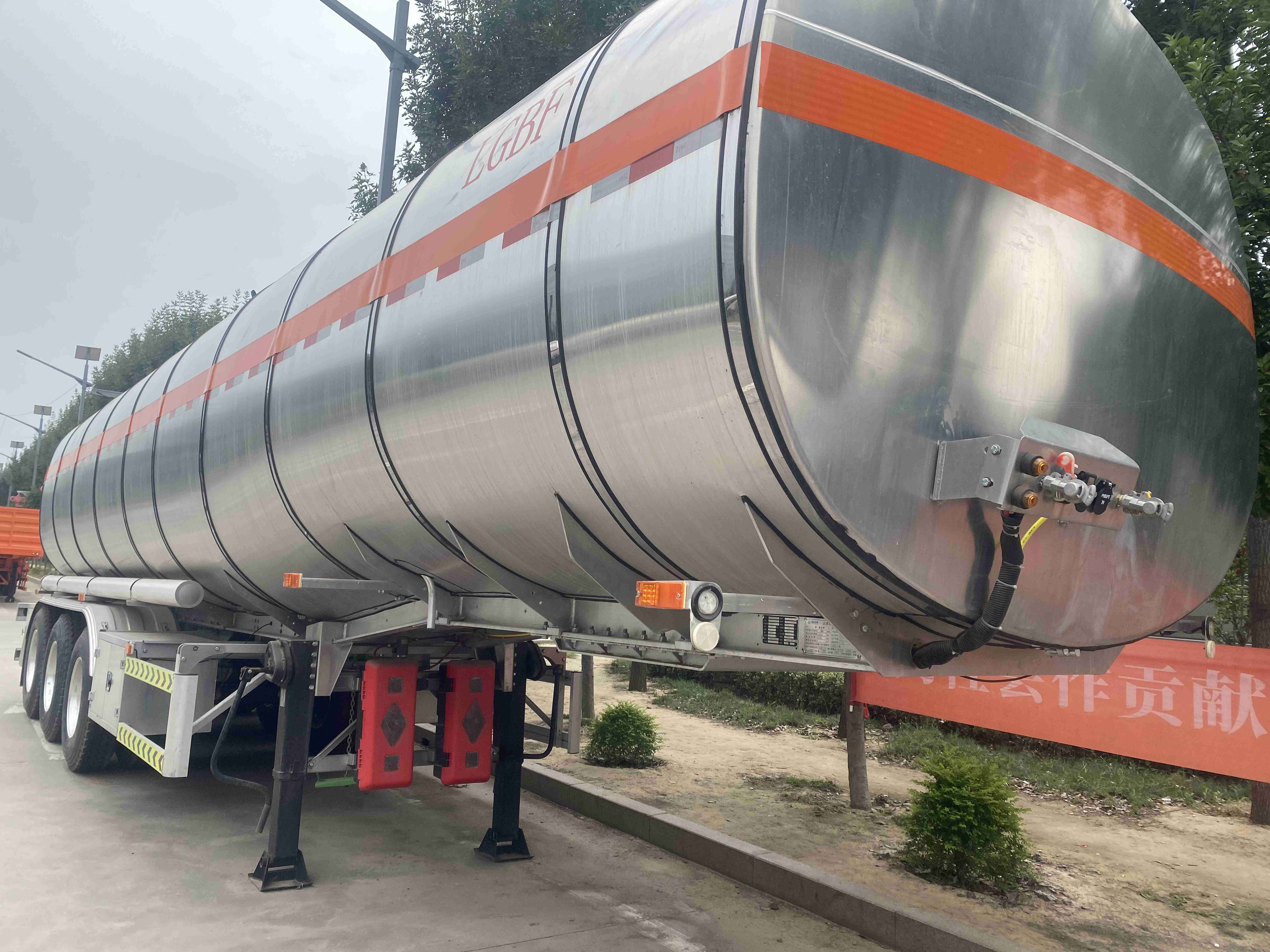 Chinese Supplier Offers 60000-Liter Aluminum 3-Axis Alloy Oil Tanker Truck Semi-Trailer Made Of Steel