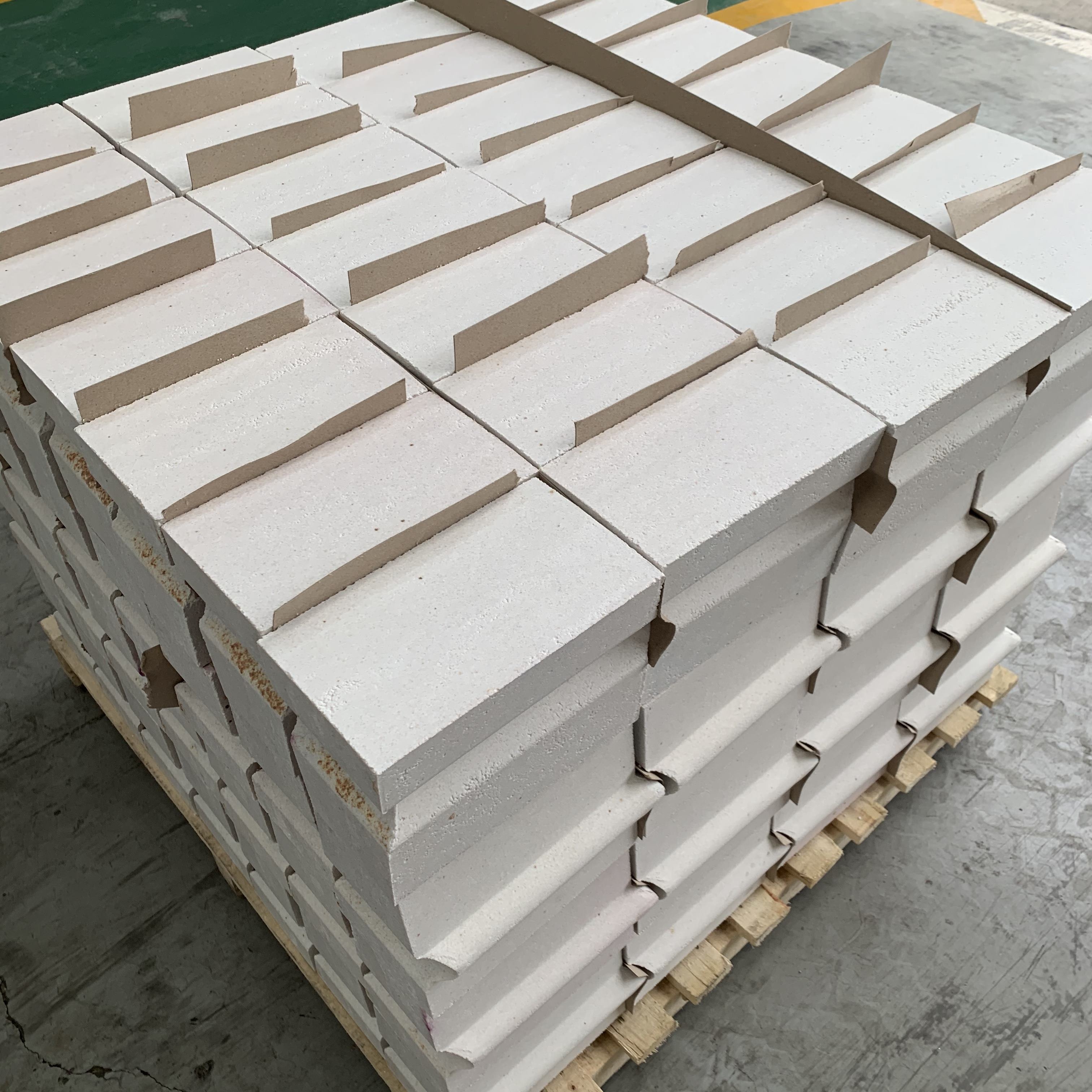 Al2O3 Raw Material Corundum Mullite Brick for Refining Furnace OEM Offered by Professional