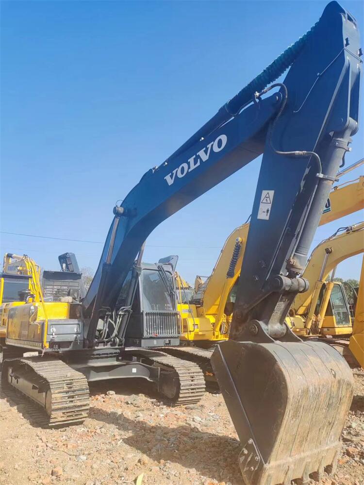 Volvo EC240 Hydraulic Digger Excavator Perfect for Digging and Construction Work