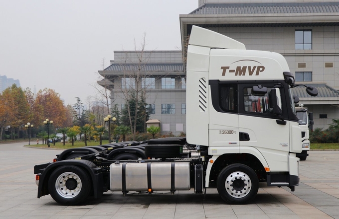 Shacman X3000 Tractor Truck Euro 5 with 6 Cylinders and 25000 kg Gross Vehicle Weight