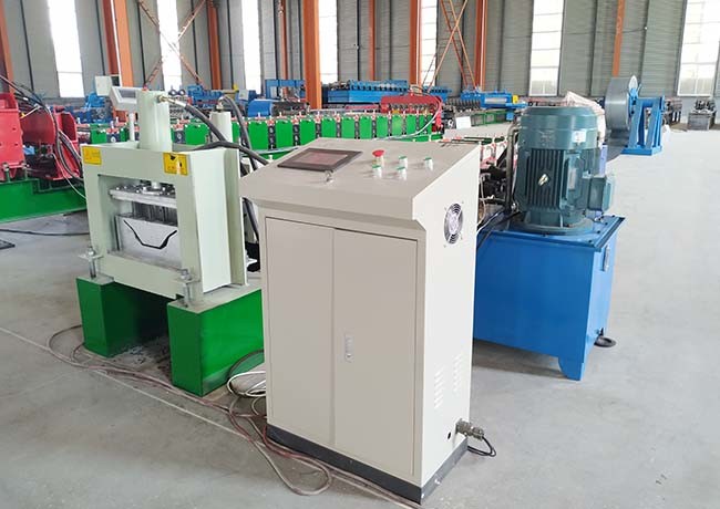 Waterproof Gutter Roll Forming Machine Material Thickness 0.3-0.8mm With Punch Hole Device