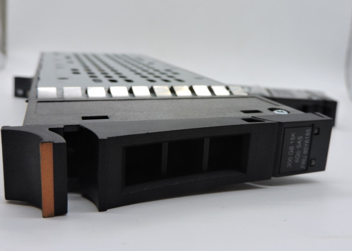 IBM Hard Disk 85Y6185 3543 300G 15K SAS 2.5 V7000 V3500 1 year warranty