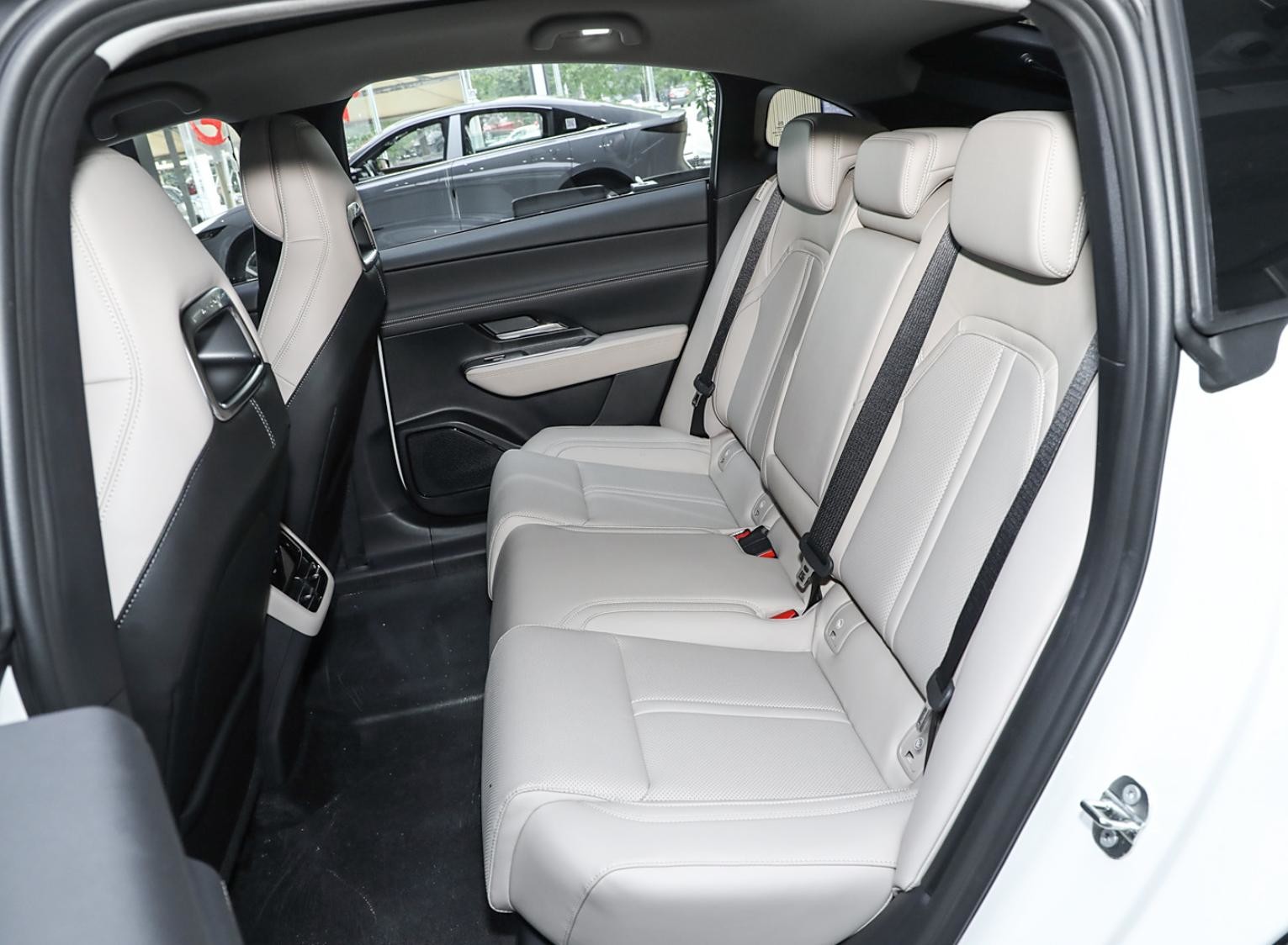 Spacious 5-Seater Electric Vehicle with 1200km Range and 160kW Power
