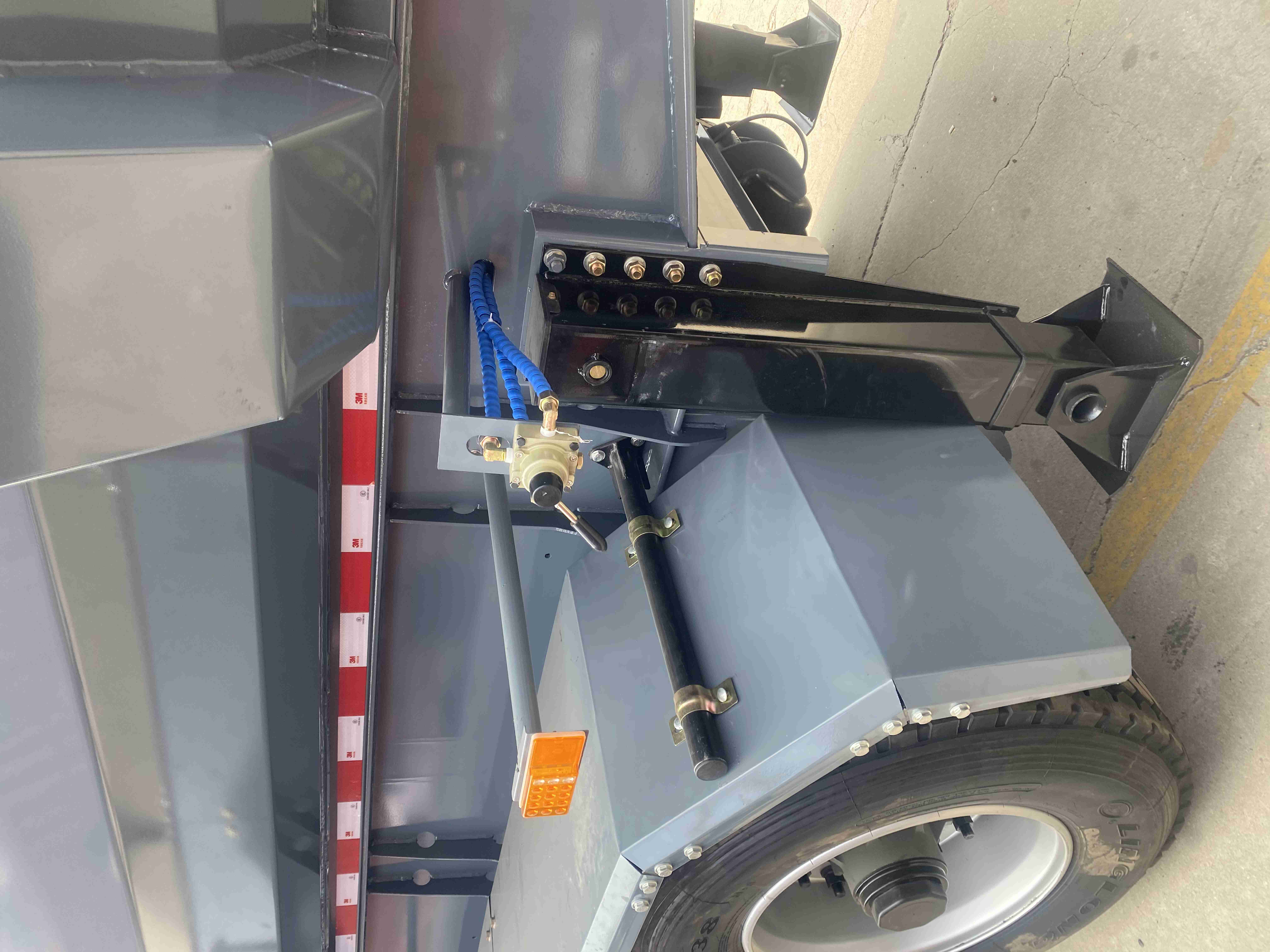 Air Suspension 3-axis 4-axis Hydraulic Lifting Rock Heavy-duty Truck Sand Semi-trailer 60 Ton Rear Flip Semi-trailer