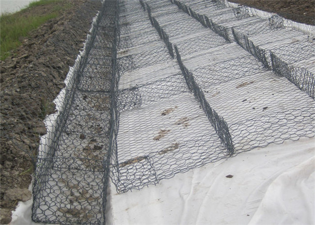 2.0mm 60*80mm Hole Size Pvc Coated Gabion Box For River Embankment Mattress