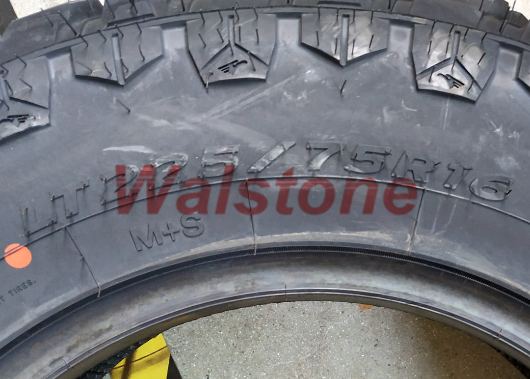 Reliable High - Stable Mud Terrain Tyres LT225 / 75R16 Open - Tread Designed