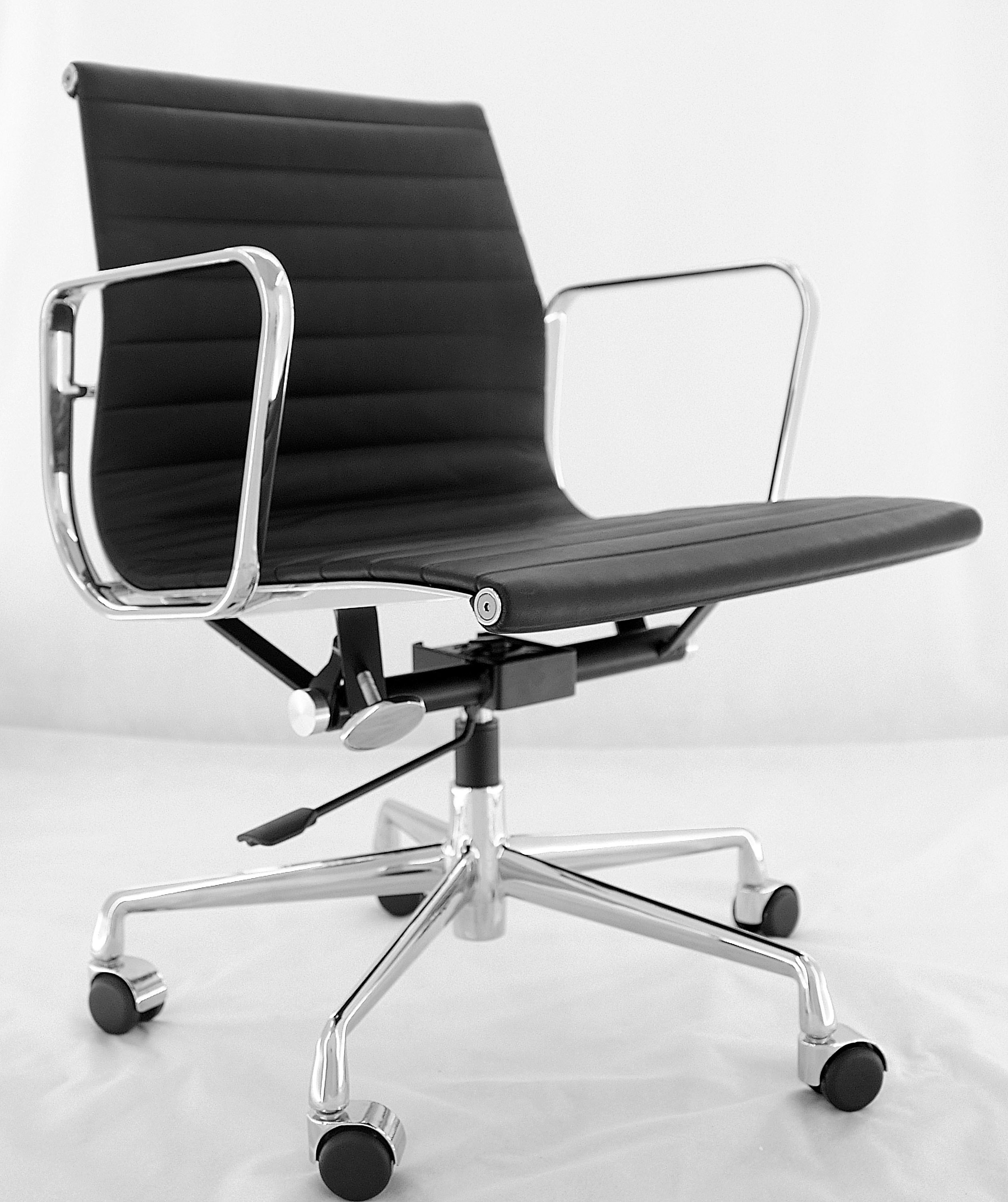 Aluminium Alloy Black Genuine Leather Swivel Lift Executive Office Chair