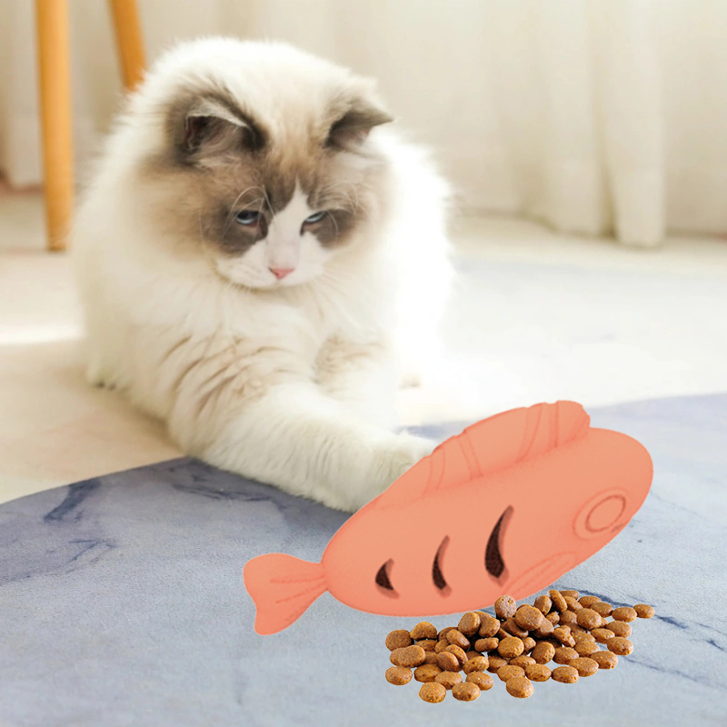 Wholesale colorful Bpa Free Food Grade Silicone Pet Dog Training Fish Shape Toys Snack Slow Leak Silicone Feeder Fish Toys