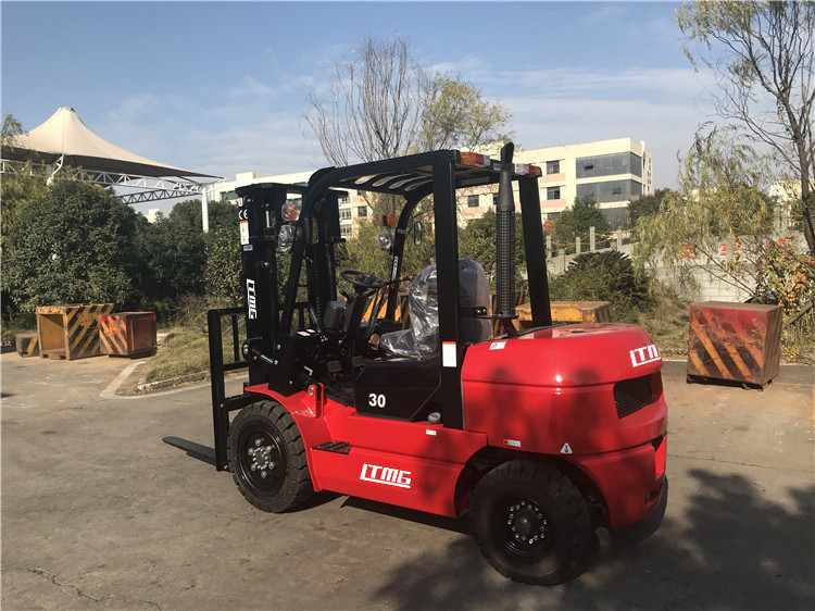 Counter Balance Diesel Forklift Truck With ISUZU C240 Engine Pneumatic Tire