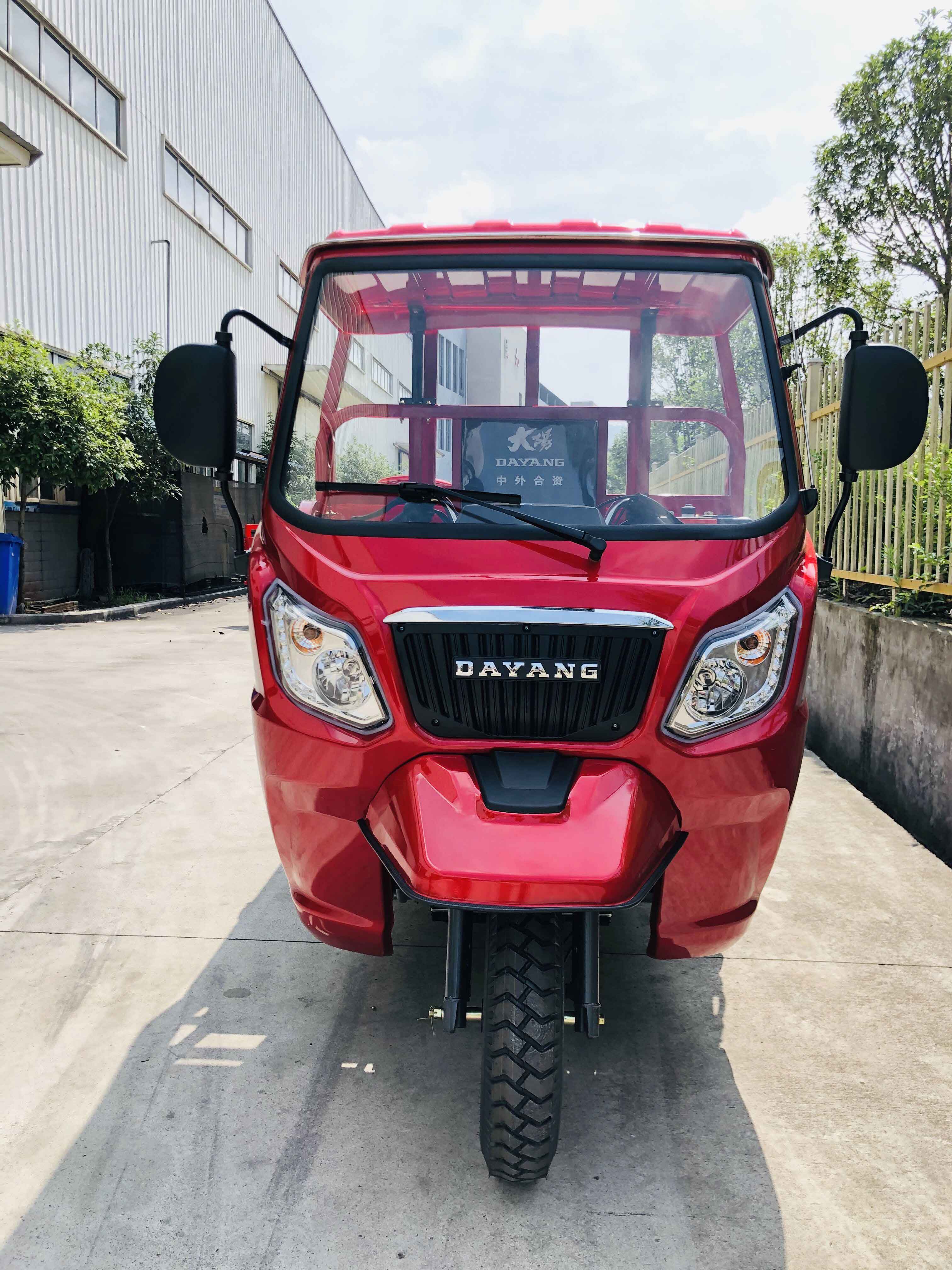 800W DAYANG Semi Cabin Cargo Tricycle with 250cc Engine and Hydraulic Strut Motorcycle