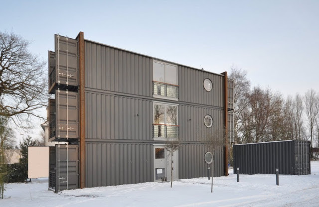 Modular Prefabricated Shipping Container Houses With Ladder Roof 20 Feet Folding Expandable