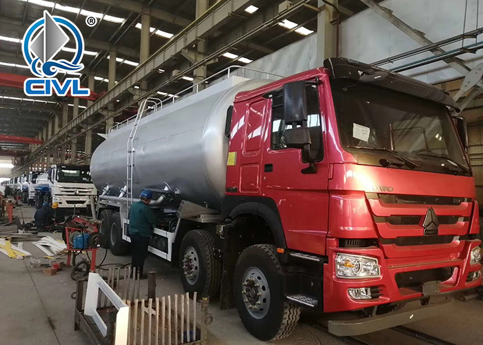 Green 8x4 38000L Oil Tanker Truck with 400L Fuel Tank , 380 Horsepower