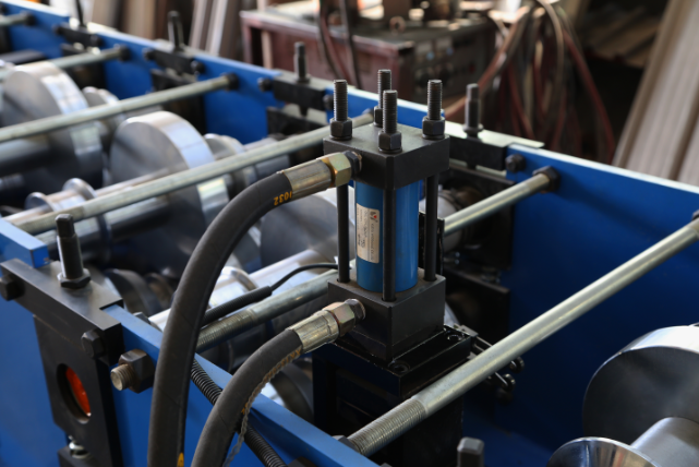 SGS Gutter Roll Forming Machine For Poultry Feeding With Hydraulic Punching