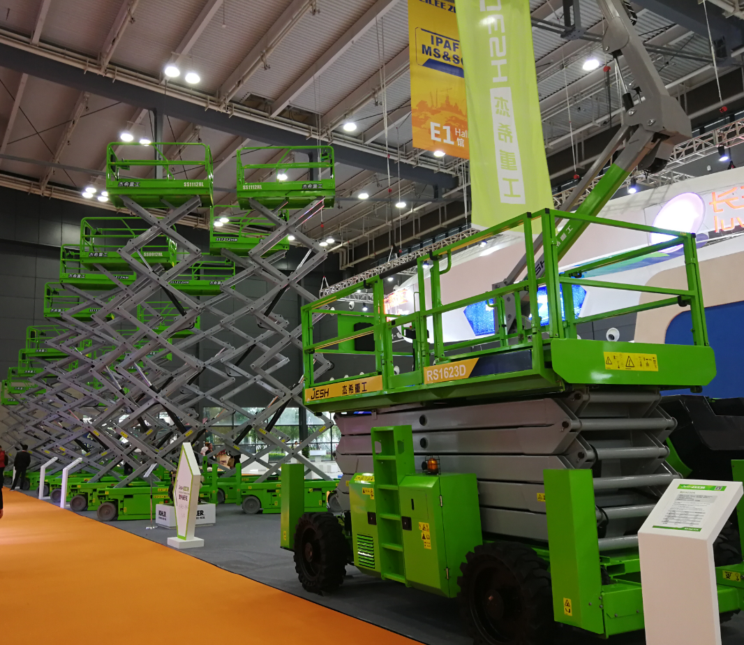 Hydraulic diesel engine 230kg capacity 14m Self propelled articulating boom lift for building