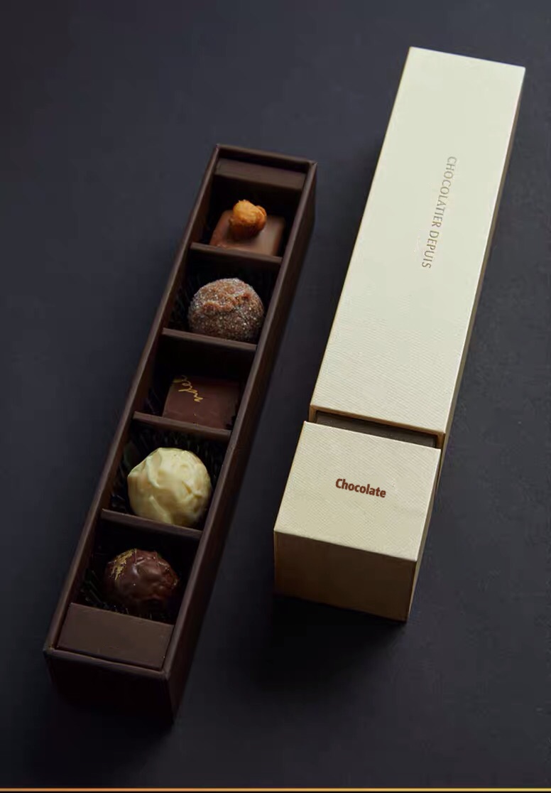 Customized Christmas Sweet Boxes Empty Assorted Truffle Cardboard Chocolate Packaging