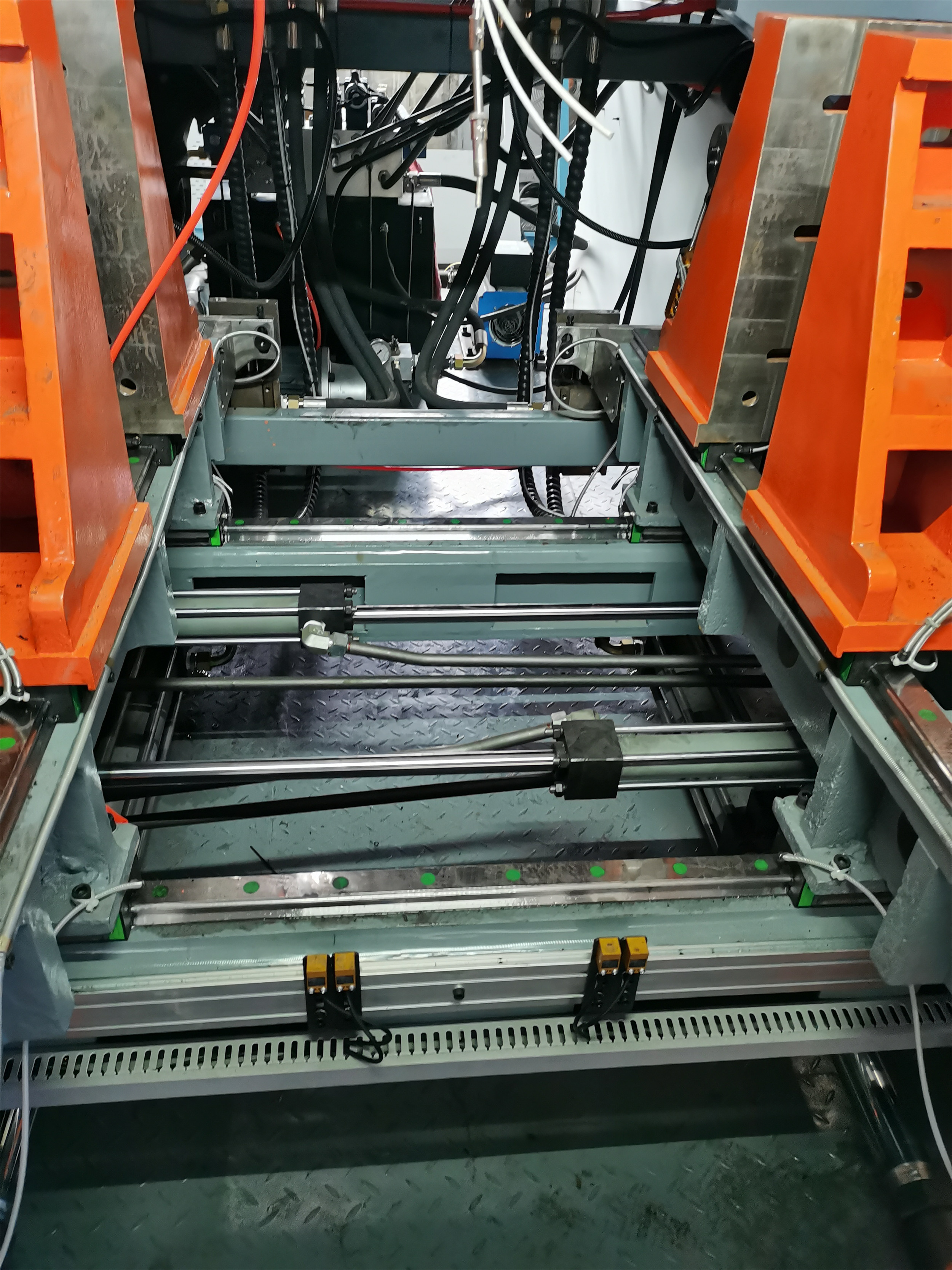 3 Layer Double Station Blow Molding Machine Single Head 1000bph Water Bottle
