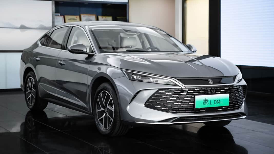 byd qin l dm-i sedan gray side front