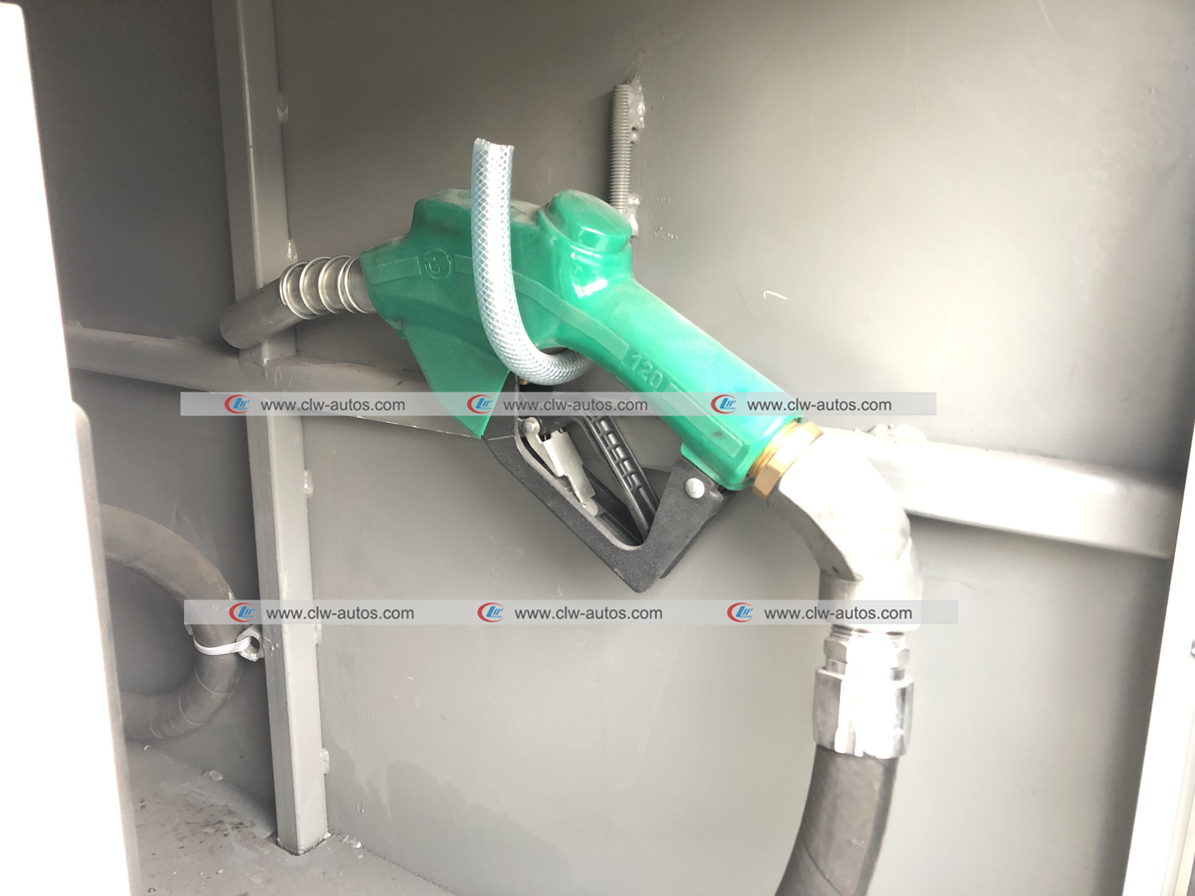6,000Liters Diesel Gasoline Fuel Dispenser Truck Oil Refueling Tank Truck