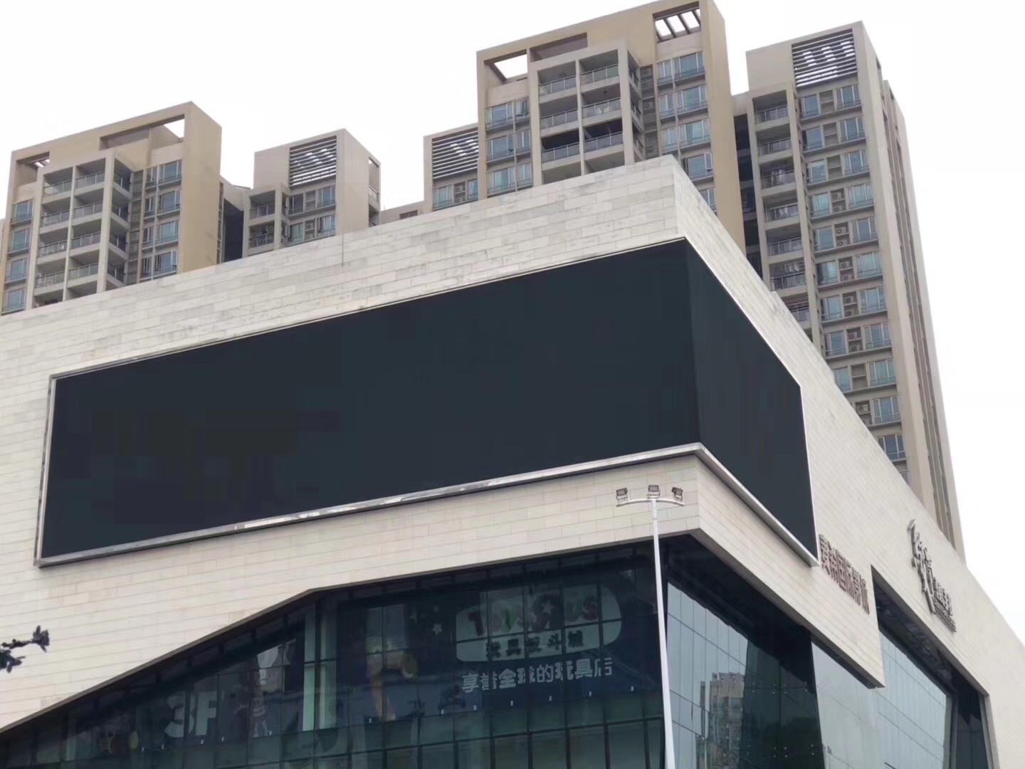 Right Angle Display Outdoor LED Video Screen 10mm Pixel Pitches 60Hz Frequency Shenzhen Factory