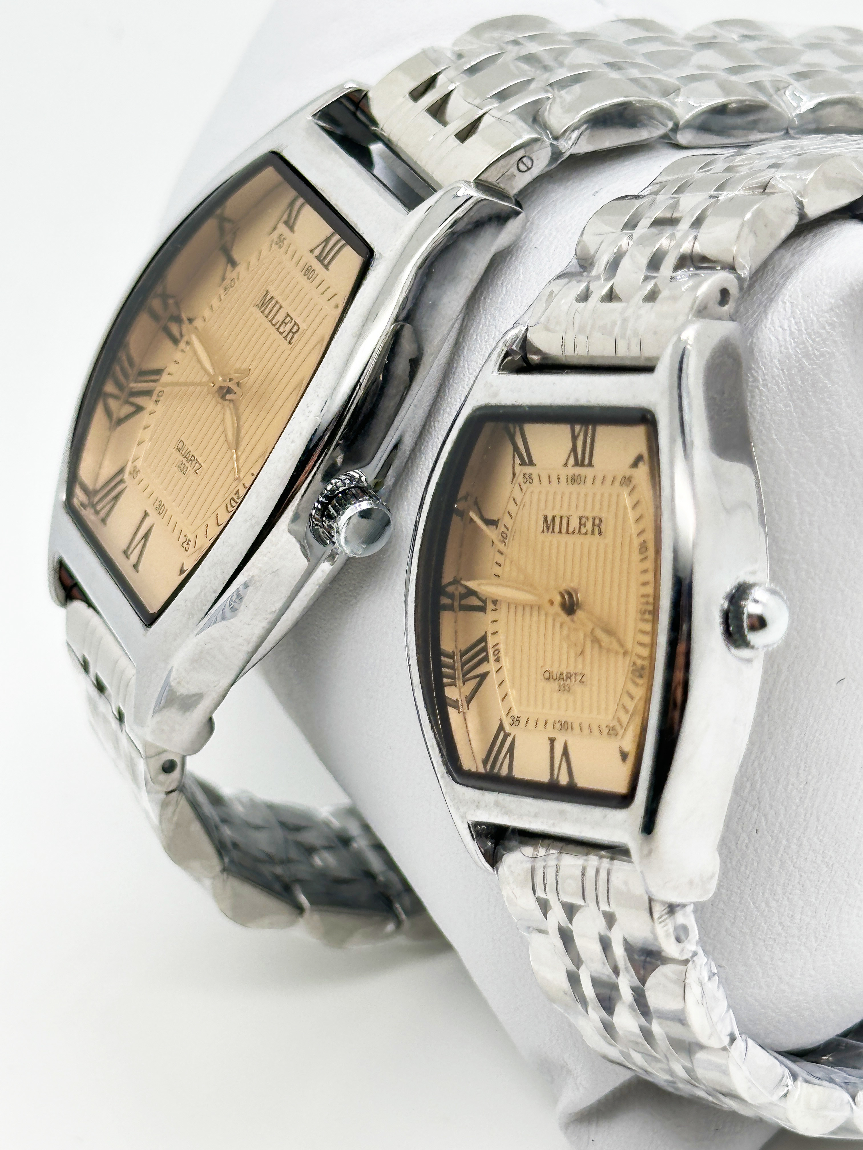Elegant Analog Quartz Stylish Couple Watch With Stainless Steel Case And Buckle Strap