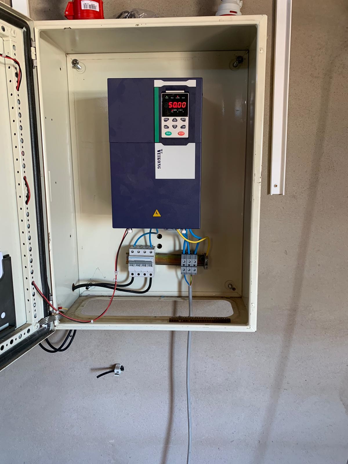 Automatic Switching Solar Water Pump Controller 380V 7.5kw 10hp MPPT Inverter