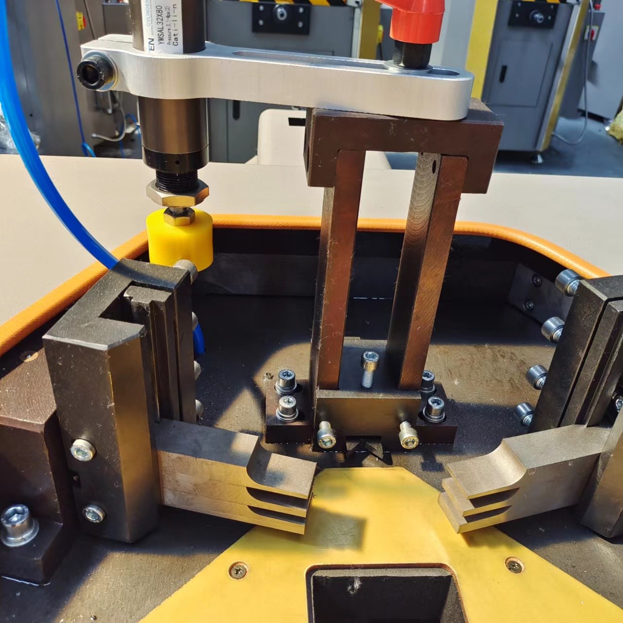 Synchronous Aluminum Window Corner Crimping Machine Lifting Type