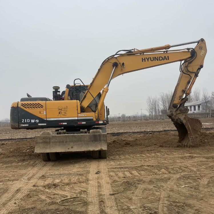 Wheel Type Hyundai 210W Used Excavator 21 Ton Secondhand Hydraulic Digger in Stock