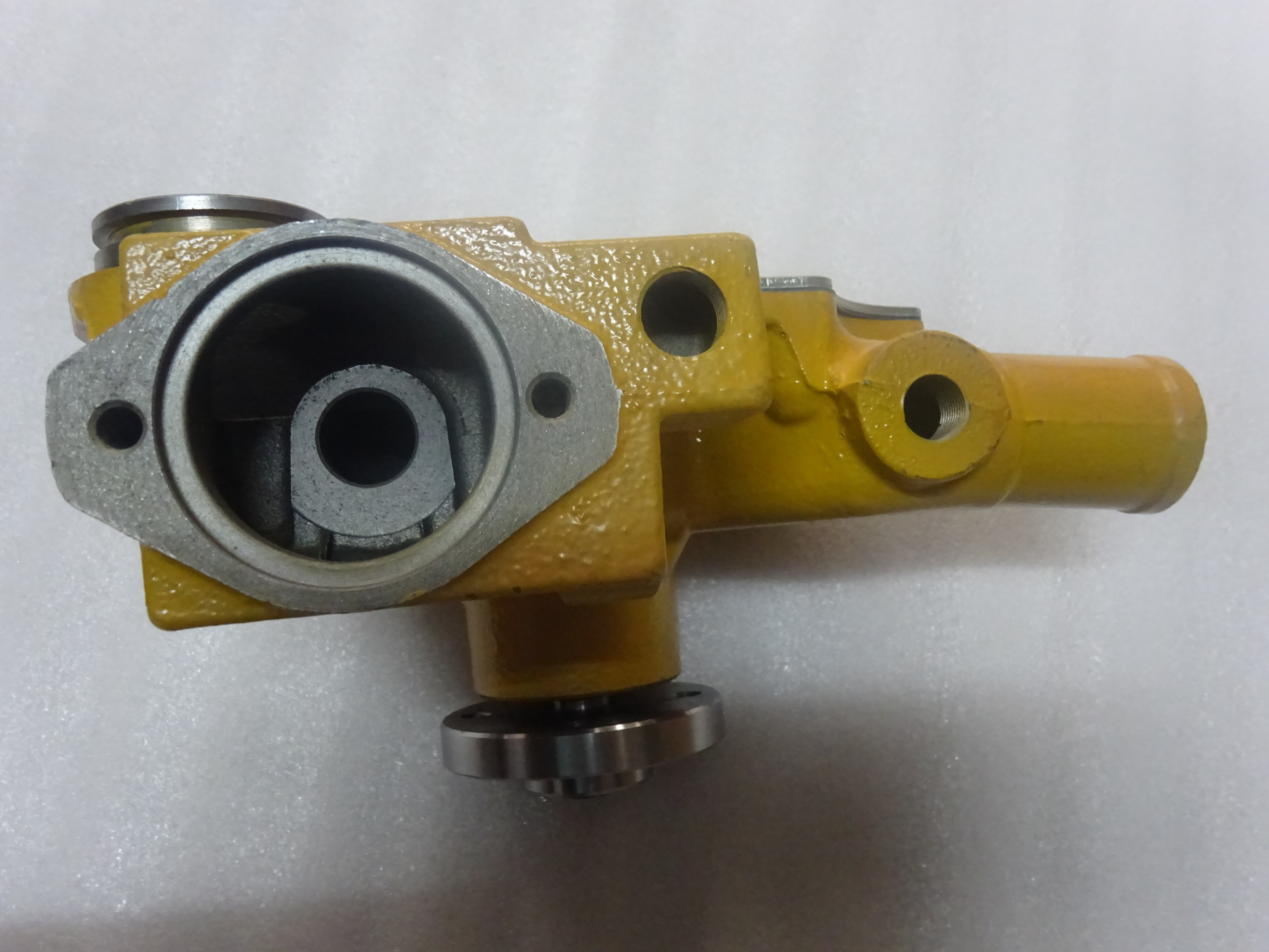 4d95l 6204-61-1100 Engine Water Pump / Komatsu Engine Spare Parts
