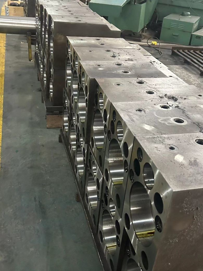Durable Hydraulic Breaker Front Head Cylinder MSB550 MSB700B F22 E66 TOR23 TOR26