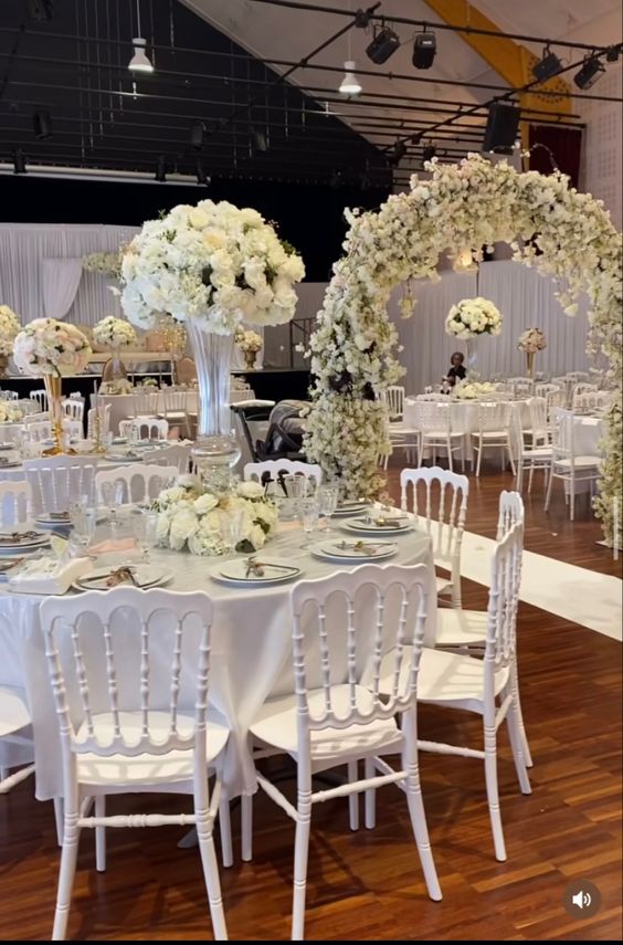 White Chiavari Chairs Wedding Stackable PP Plastic Chiavari Chairs