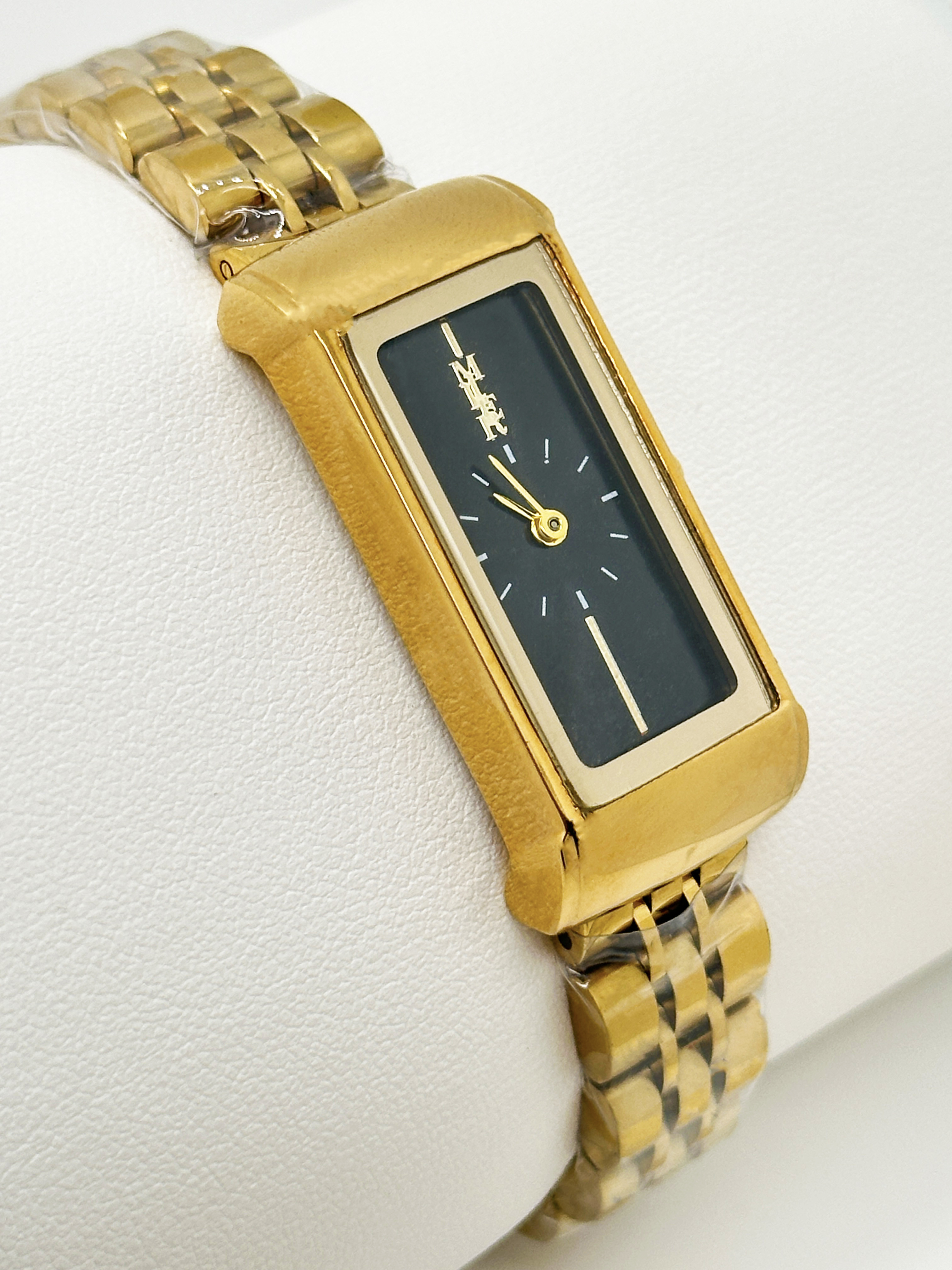 Black Dial Luxury Ladies Stylish Wrist Watch With Stainless Steel Strap