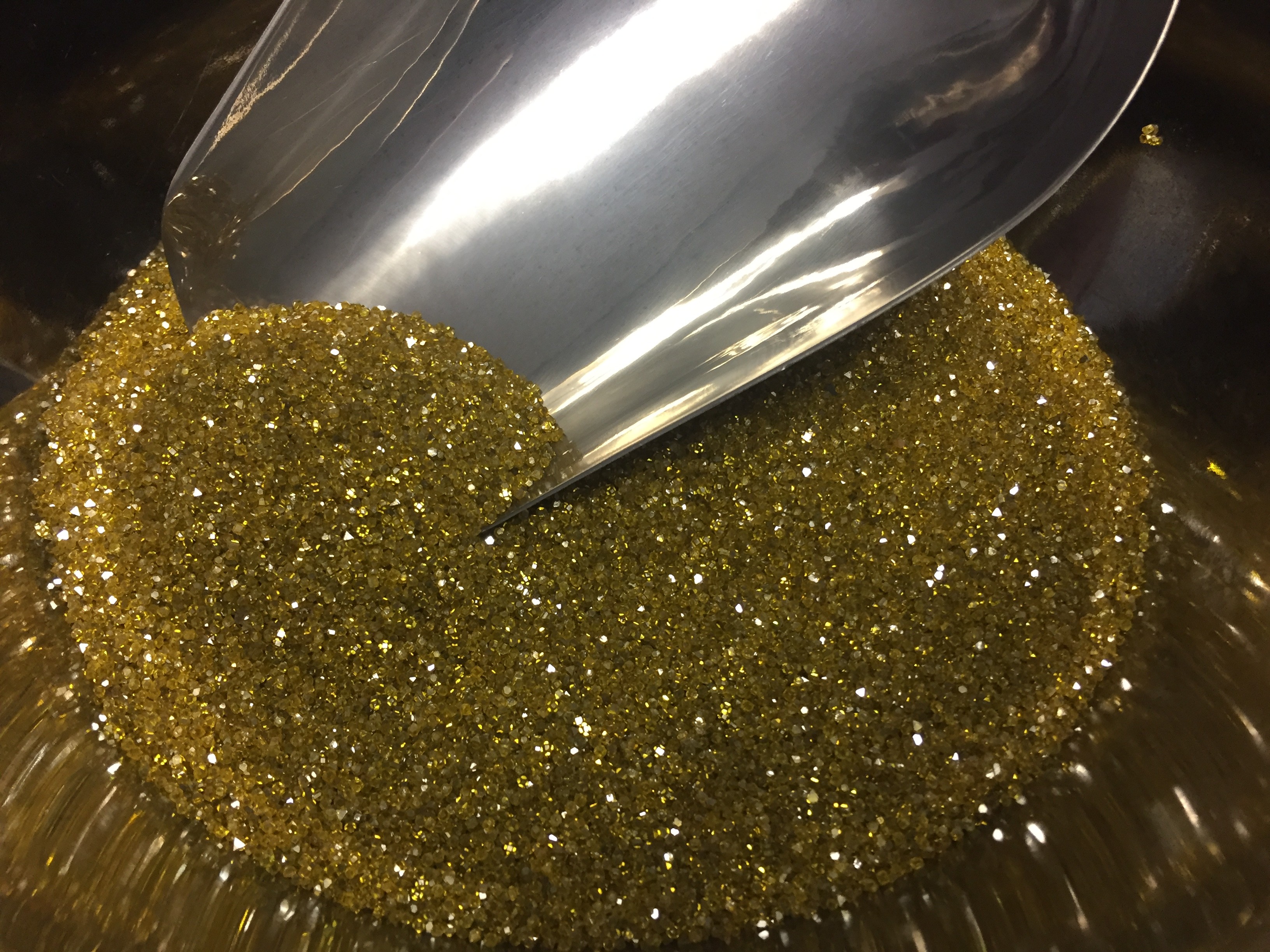 Raw Mono Crystal Industrial Diamond Grit Sharp Corner MCD Yellow Hpht Rough Diamond