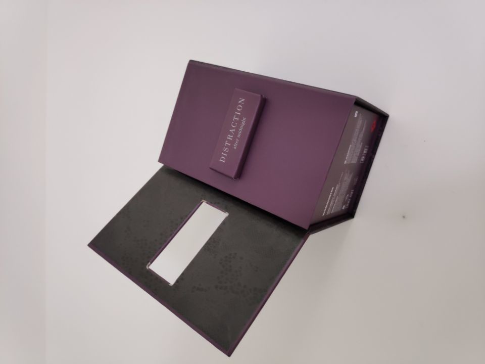 Customized bookstyle rigid cardboard paper packaging box with magnetic