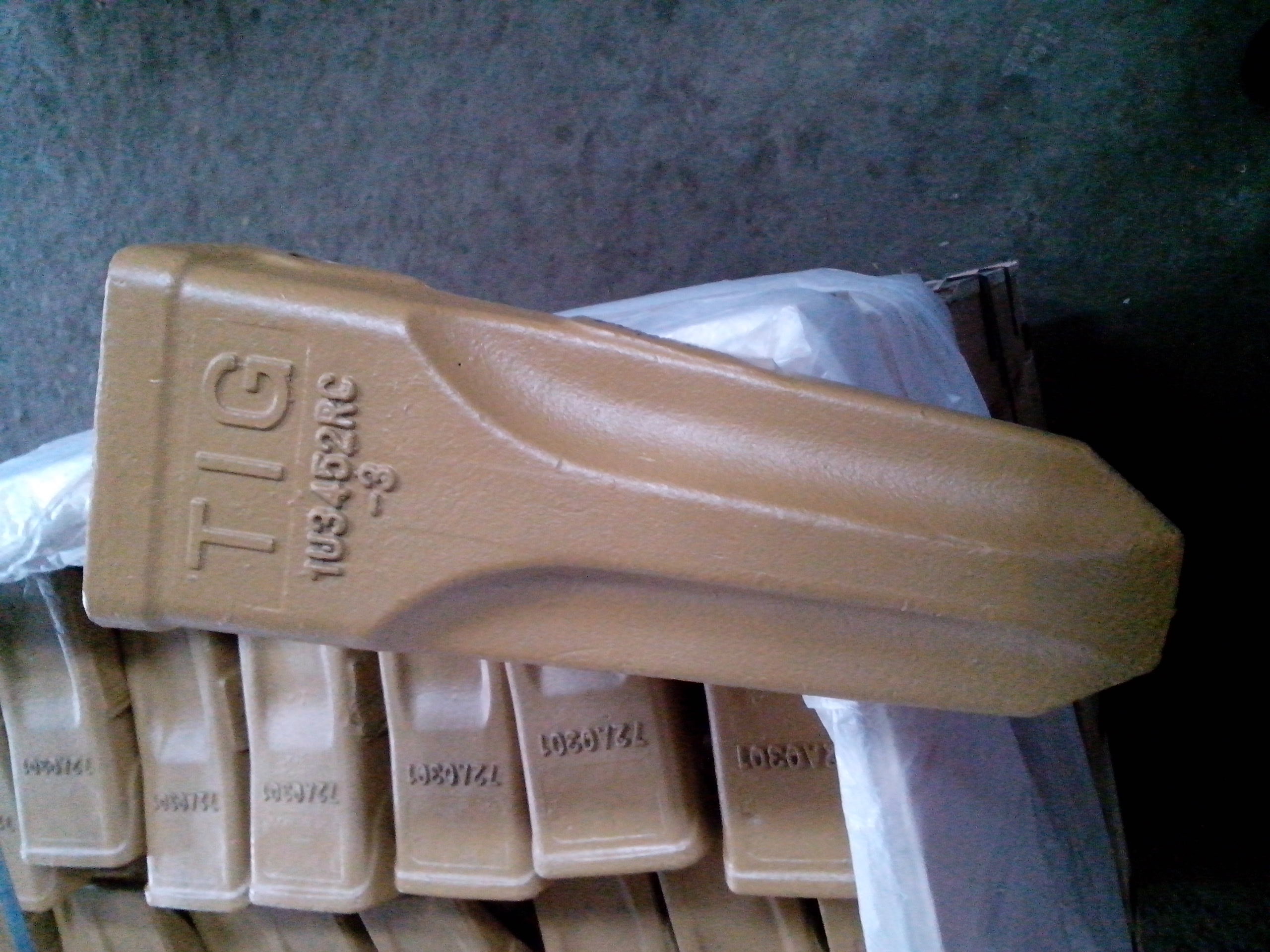 TIG brand of wear parts 1U3452RC Rock bucket teeth for J450 machine with alloy steel and 48-52HRC hardness