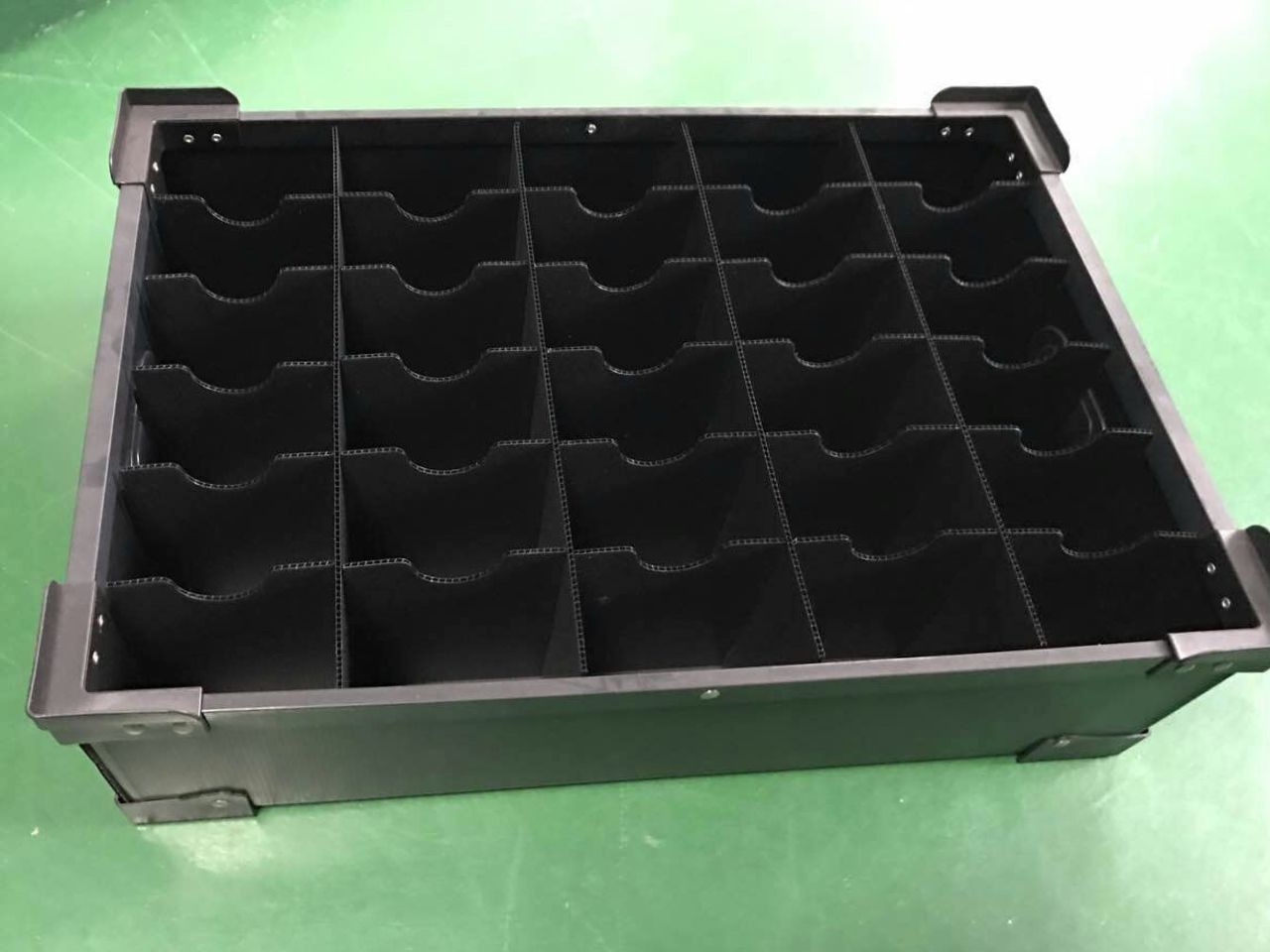 Waterproof Snap Lock Plastic Dividers Box Plastic Divider Container Carton For Storage