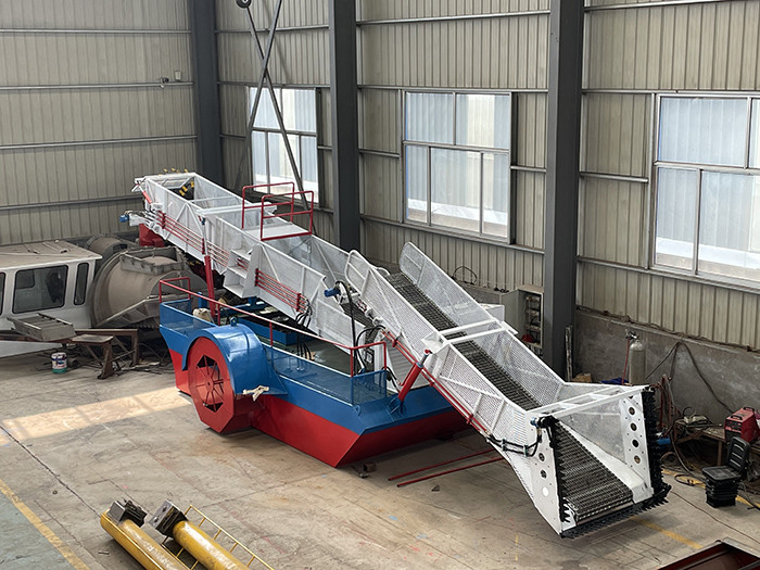 8 Cubic Capacity Aquatic Weed Harvester 105kw 5km/H Is Designed To Be Eight Meters