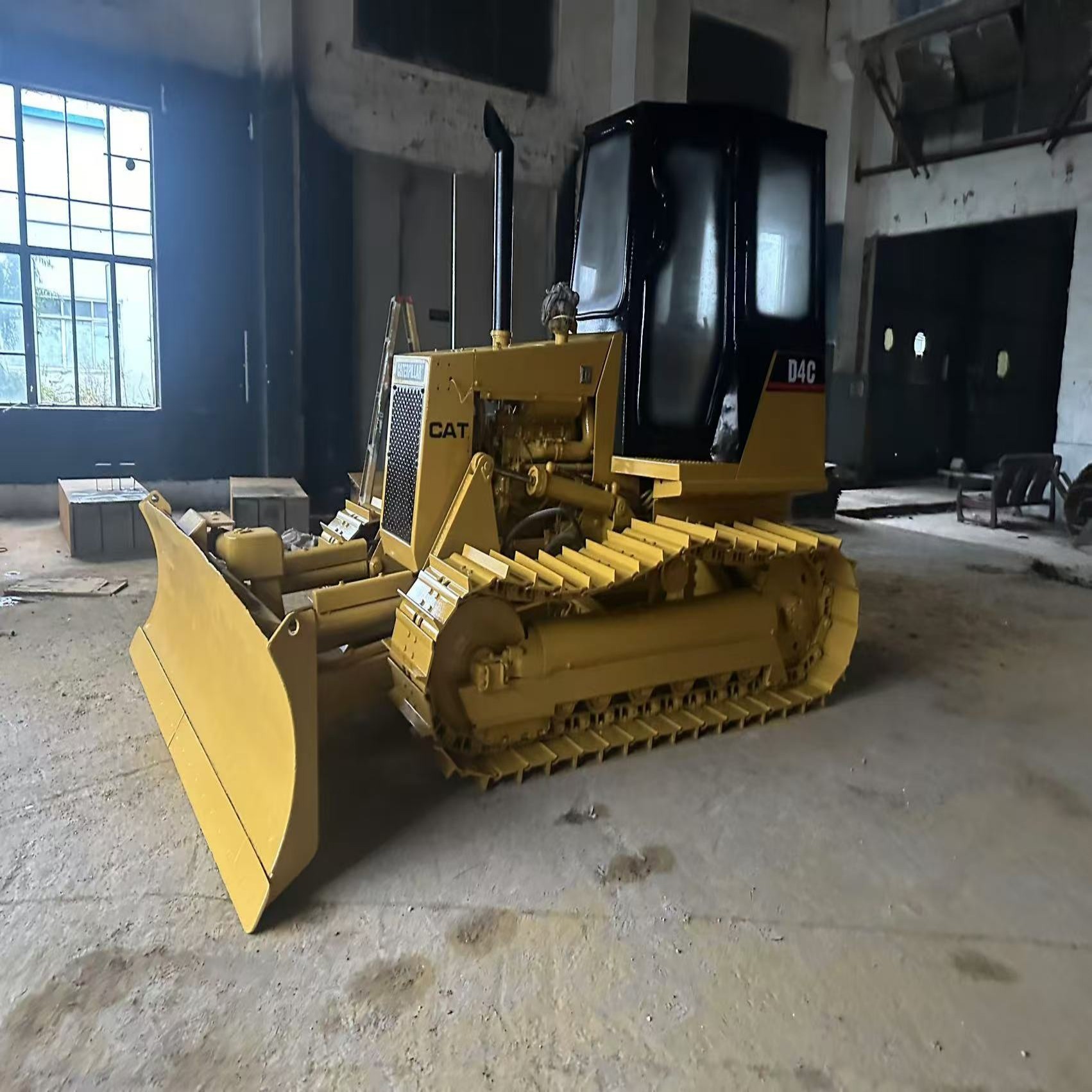 Used Bulldozer Caterpillar D4C Second Hand Heavy Duty Earthmoving