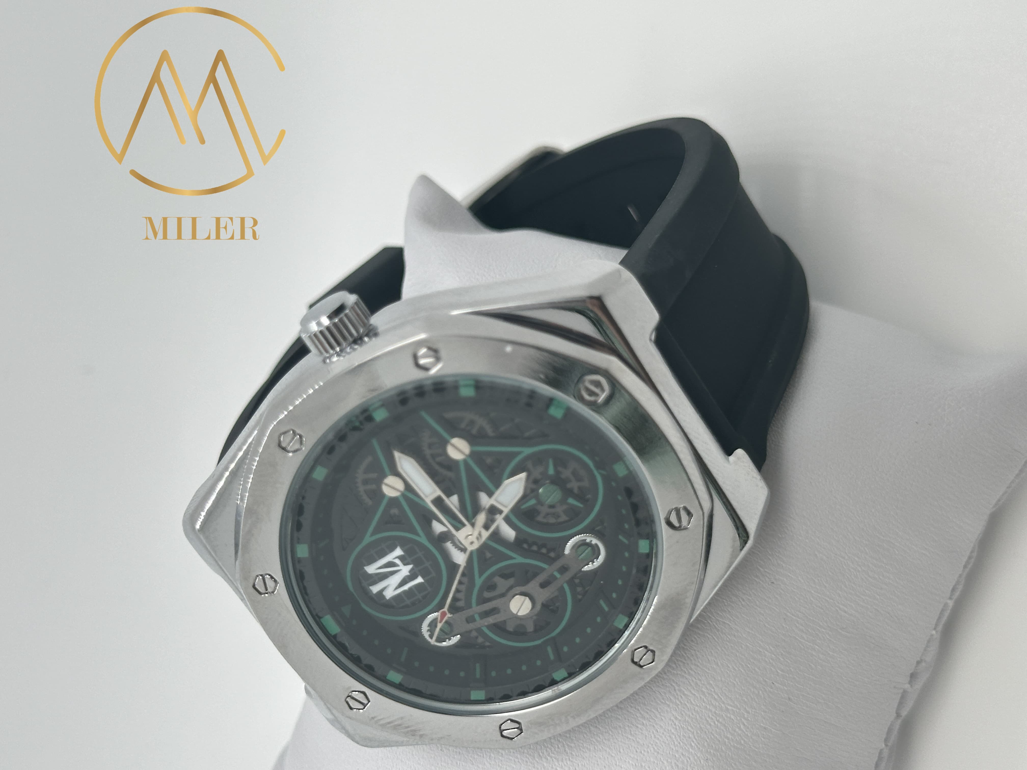 Customized Trendy Quartz Wrist Watches For Men With Luminous Hands Leather Band