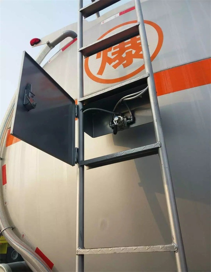 CIMC Tri - Axle Fuel Tanker Truck Semi Trailer 50 - 80 Tons For Carrying Oil