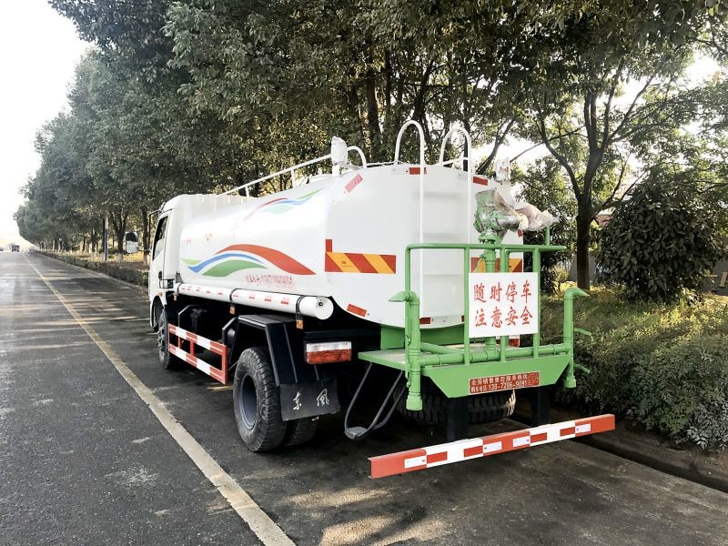 4X2 6000 Liter 120HP Water Tank Truck Sinotruk Light Duty Euro III 7.00R16 Tires
