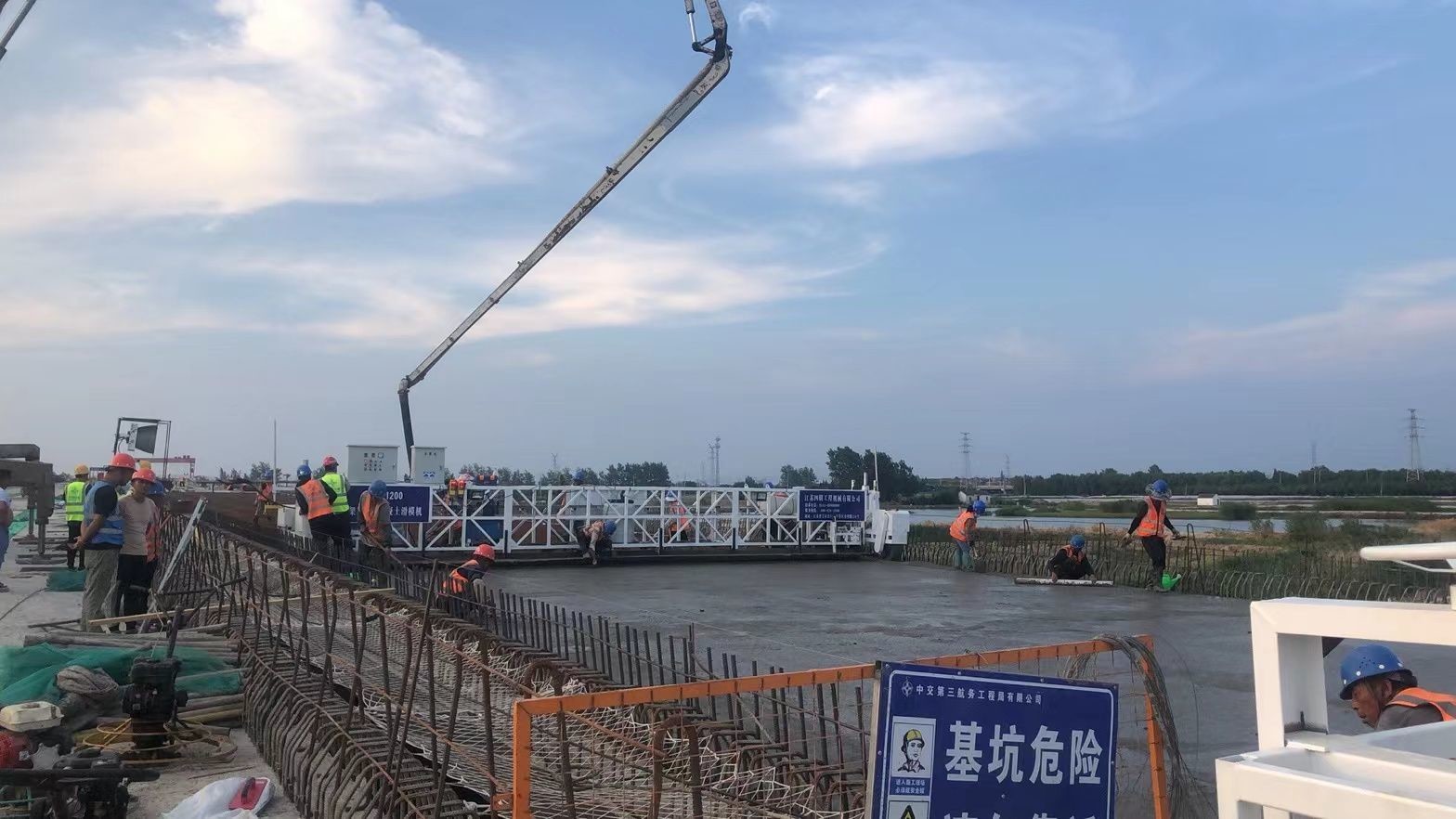 Modular Concrete Sliding Mode Paver 16m Width Slip Form Machine