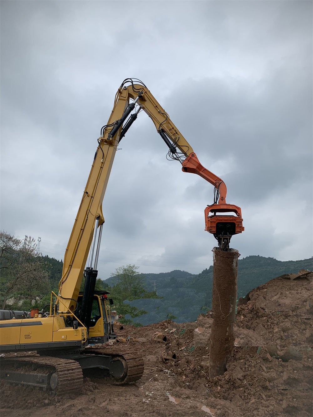 Powerful Excavator Pile Driving for Heavy-Duty Pile Installation for Cat352